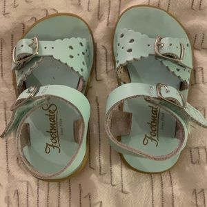 footnotes sandals in turquoise (sz 4 toddler)